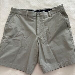Vineyard Vines Men's Gray Shorts size 32 on the go performance